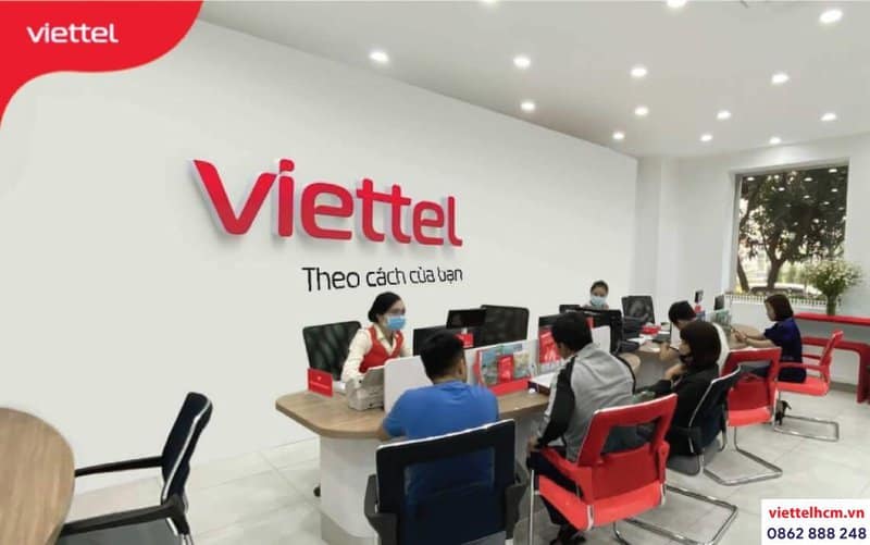 Nhân viên cửa hàng tư vấn gói wifi viettel